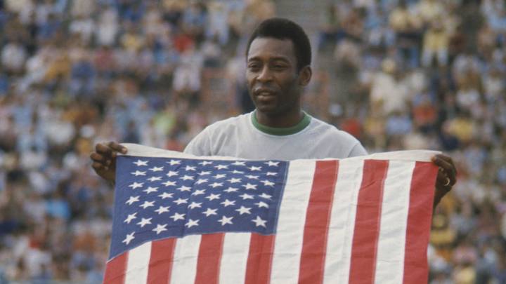 Pelé posa con una bandera de Estados Unidos, durante su paso por el NY Cosmos.