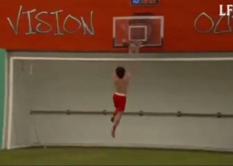 Mohamed Salah practicando baloncesto es lo mejor que verás