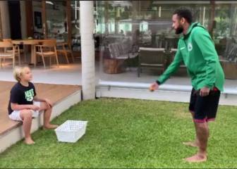 Neymar Jr. le juega una broma a su pequeño hijo