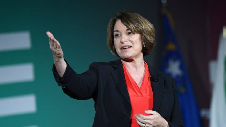 Muchas personas han estado bajo el ojo de la crítica después de la muerte de George Floyd y Klobuchar es una de ellas. Aquí te explicamos la razón.
