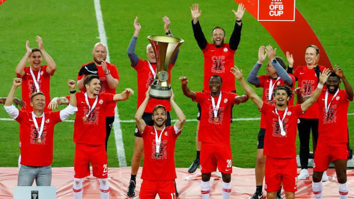 El entrenador estadounidense y ex MLS levantó el título este viernes luego de derrotar en la final al conjunto de Austria Lustenau.