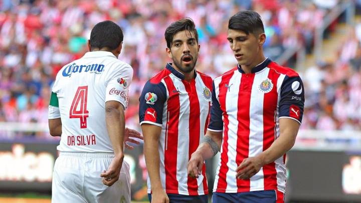 Rodolfo Pizarro le pasa por encima a Pulido en juego de FIFA