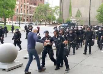 Un vídeo muestra a la Policía de Buffalo agrediendo a un hombre de 75 años