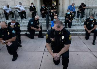 ¡Respect! Policías arrodillados durante las protestas