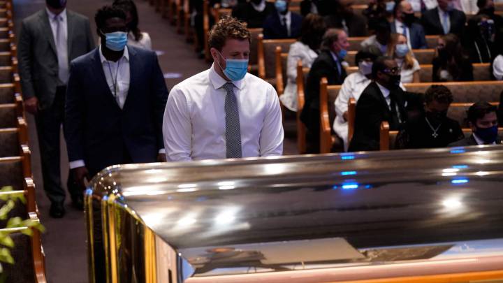 J. J. Watt en funeral de George Floyd