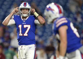Allen y otros jugadores de los Bills se reunen para entrenar