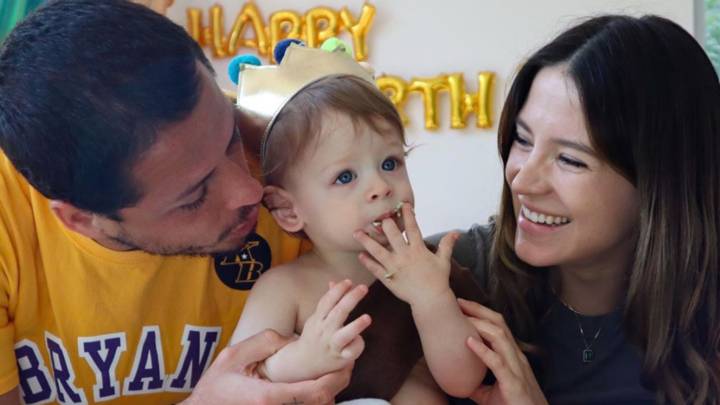 Así celebran Chicharito y Sarah Kohan el primer año de Noah