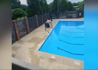 Da un tremendo salto y se refresca en la piscina