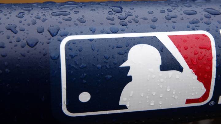 Logo de la MLB en parque de pelota