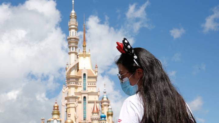 Disney World retrasa reapertura de parques por repunte de casos