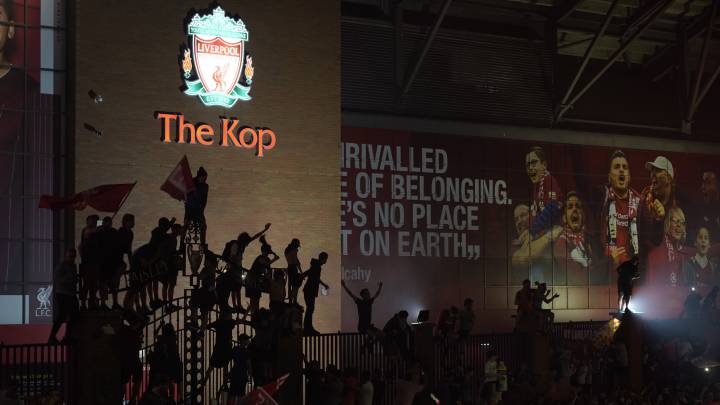 Aficionados de Liverpool celebran título en el exterior de Anfield