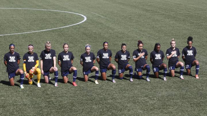 Jugadoras de la NWSL se hincan durante el himno nacional en el inicio de la Challenge Cup