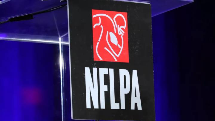 Logo de la NFLPA en conferencia de prensa