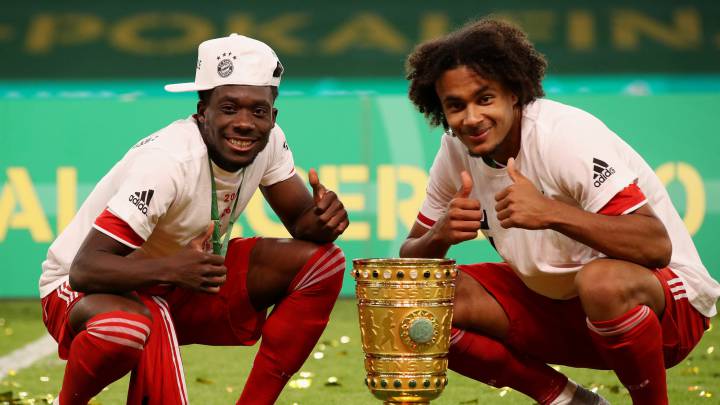 El futbolista canadiense sigue cosechando logros con el conjunto bávaro y este sábado levantó la Copa de Alemania tras vencer a Leverkusen.