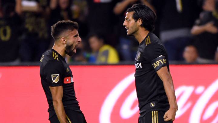 Diego Rossi celebra un gol con Carlos Vela en un partido de LAFC en MLS.