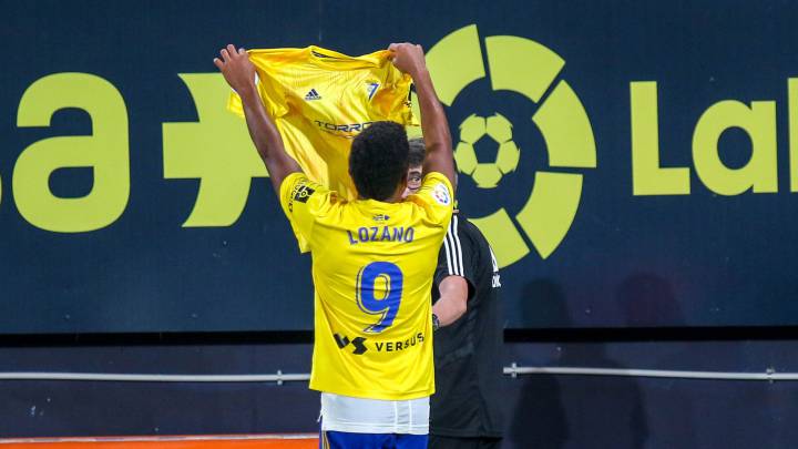 El delantero hondureño aprovechó la alegría en los festejos por el ascenso para adelantar ante las cámaras su futuro con esta institución.