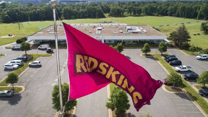 Bandera con el logo de los Redskins