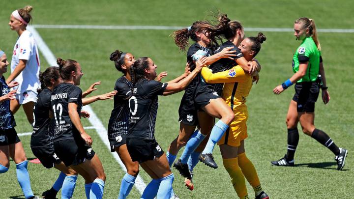 Jugadores del Sky Blue se quejan por el pasto artificial