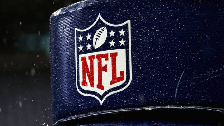 Logo de la NFL en poste de gol de campo