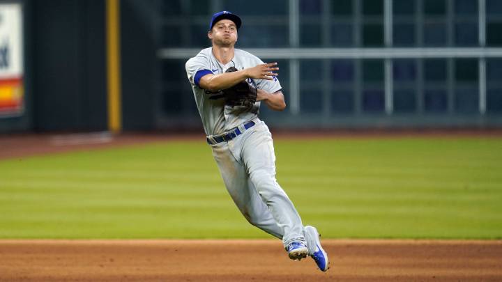 Corey Seager hace lanzamiento en el infield.