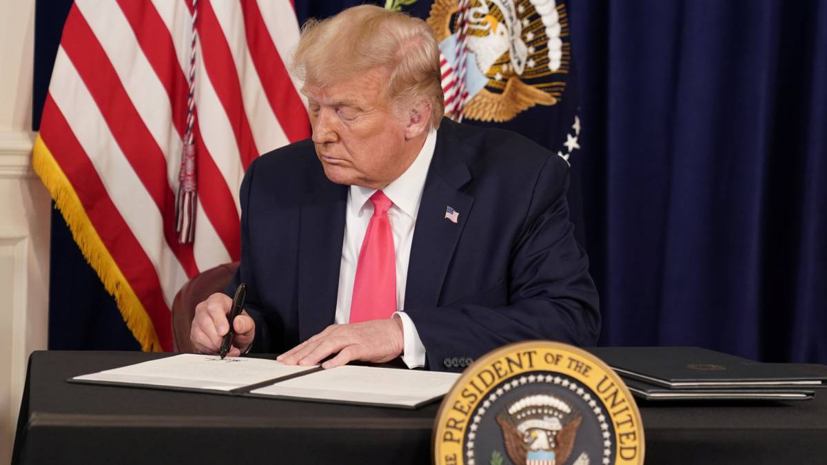 $400 ayuda al desempleo: Donald Trump firma la orden