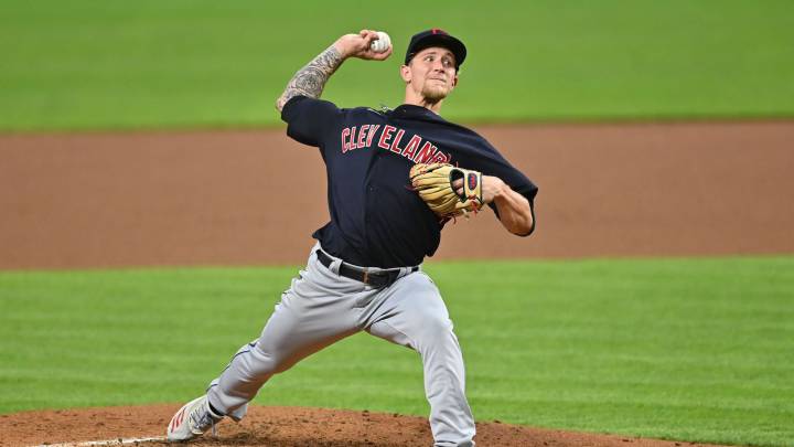 Zach Plesac con los Indians