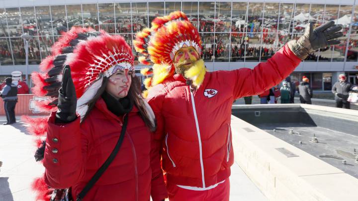 Aficionados de Chiefs con penachos
