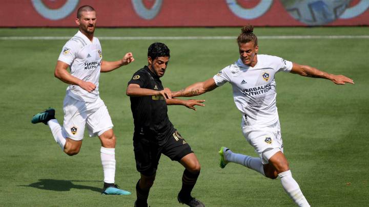 Bob Bradley reconoce mal juego de Vela y no confirma la gravedad de la lesión