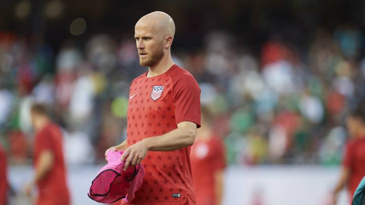 Este viernes el futbolista estadounidense fue el único que estuvo de pie mientras sus colegas se arrodillaban para protestar contra el racismo.