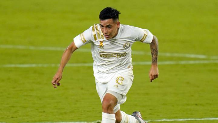 El futbolista argentino y el mexicano se pelearon por ver quién cobraba una pena máxima; el sudamericano falló en dos oportunidades.
