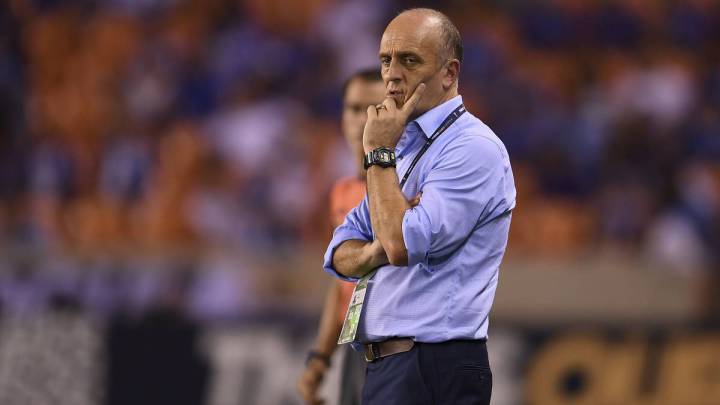 En conferencia de prensa, al entrenador de la selección catracha de fútbol no le gustó una pregunta en particular y así fue como respondió.