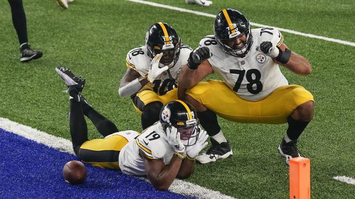 Ofensiva de los Steelers celebra TD