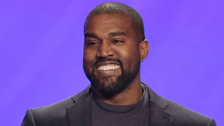 ¡Kanye West orina sobre un Grammy tras disputa con Sony y Universal Music!
