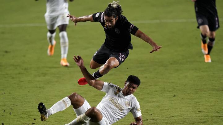 El futbolista mexicano no pudo continuar y abandonó el terreno de juego en los minutos finales del partido por una aparente dolencia muscular.