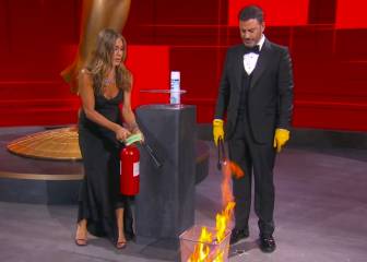 ¿Se salió de control? ¡Aniston apaga incendio en vivo!