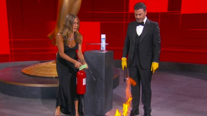 Premios Emmy: ¿Se salieron de control? Jennifer Aniston apaga incendio durante la ceremonia