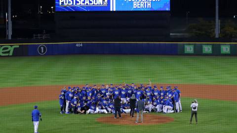 Equipos de los Blue Jays celebran pase a postemporada