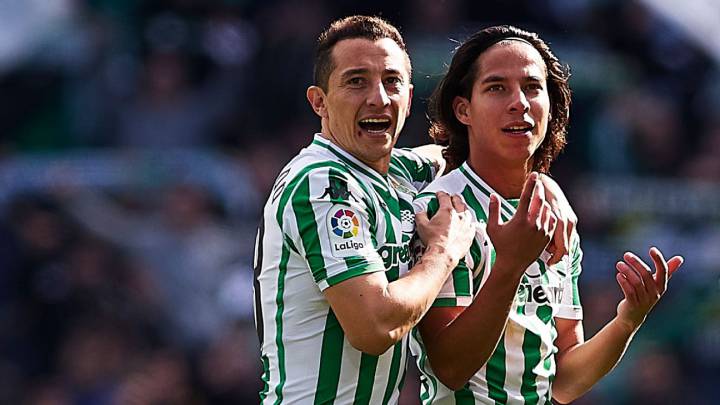 El atacante mexicano no cuenta con los suficientes minutos en el Real Betis de España, pero ello no es motivo para que busque salir de Europa.