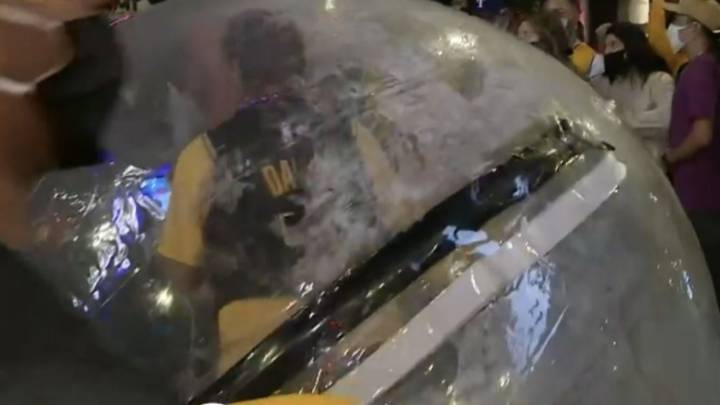 Un grupo de aficionados de Los Angeles Lakers salió a las calles para festejar el campeonato, pero un fan resaltó por su peculiar celebración.