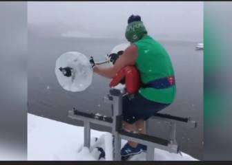 Este hombre hace su gimnasio en el hielo y hace su rutina