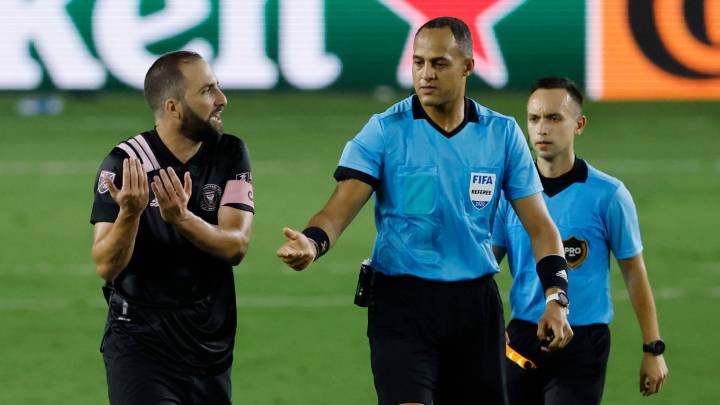 Diego Alonso sobre la roja de Higuaín: Lo tenemos que corregir