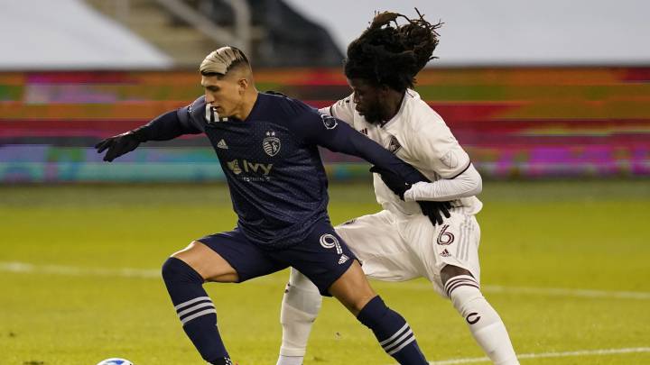 El delantero mexicano marcó el primer gol de la noche para Sporting Kansas City, que derrotó por goleada al conjunto de Colorado Rapids.