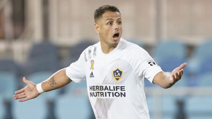 Dennis te Kloese niega rumores de salida de Chicharito a Chivas