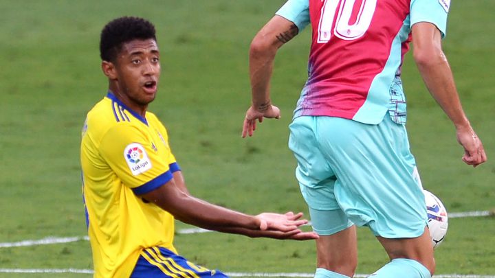 El atacante hondureño recientemente le anotó gol al Real Madrid y le dio el triunfo al Cádiz; al término del partido fue a buscar a Benzema.