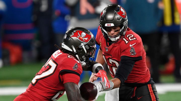 Ronald Jones y Tom Brady