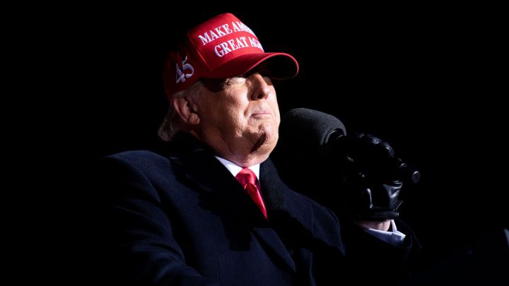 El presidente de los Estados Unidos, Donald J. Trump, parte después de hablar en un evento en la Casa Blanca en Washington, DC, EE. UU., La noche de las elecciones, el 4 de noviembre de 2020.