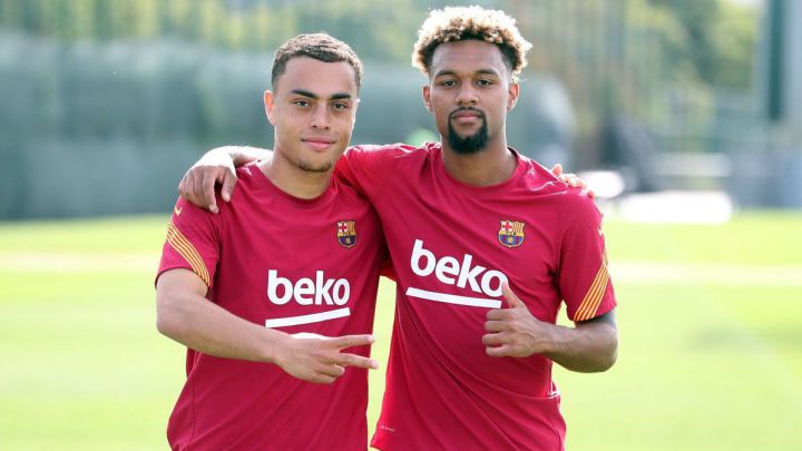 Sergiño Dest y Konrad de la Fuente comparten la banca con Messi