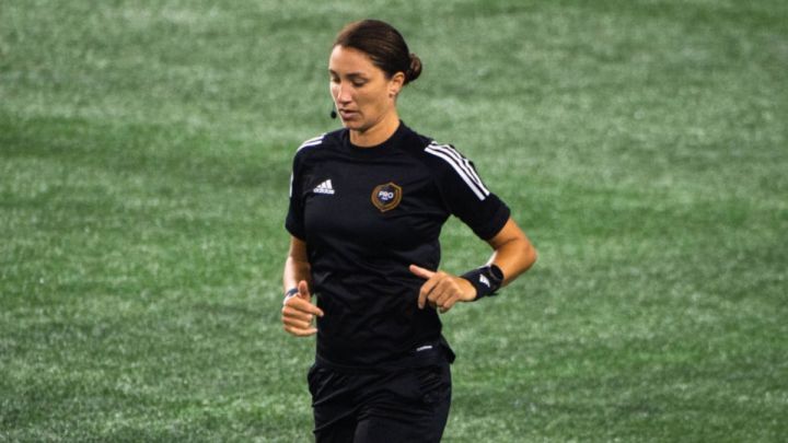 Por primera vez en la historia una mujer se llevó una distinción arbitral en Major League Soccer y lo hizo con el premio a Árbitra Asistente del Año.