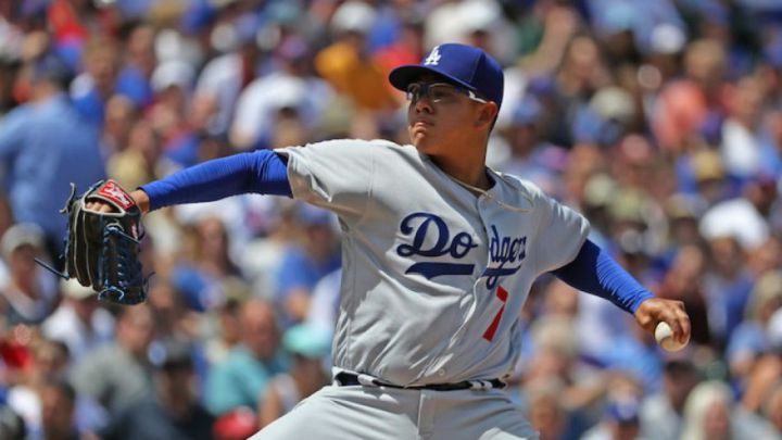 El presidente de México se encontró este jueves con el pitcher mexicano de Los Angeles Dodgers a unas semanas de haber ganado la Serie Mundial.