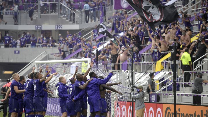 Fans de Orlando se presentan con tifo para las figuras que los llevaron a playoffs